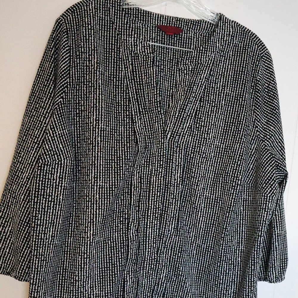 212 Collection Black and White 3/4 Sleeve Button Down V-Neck Blouse No Wrinkle